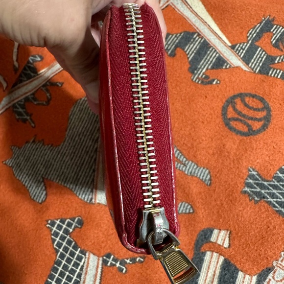 YVES SAINT LAURENT ❤️🌟 PATENT LEATHER RED ZIPPY WALLET ⭐️ - Picture 3 of 8